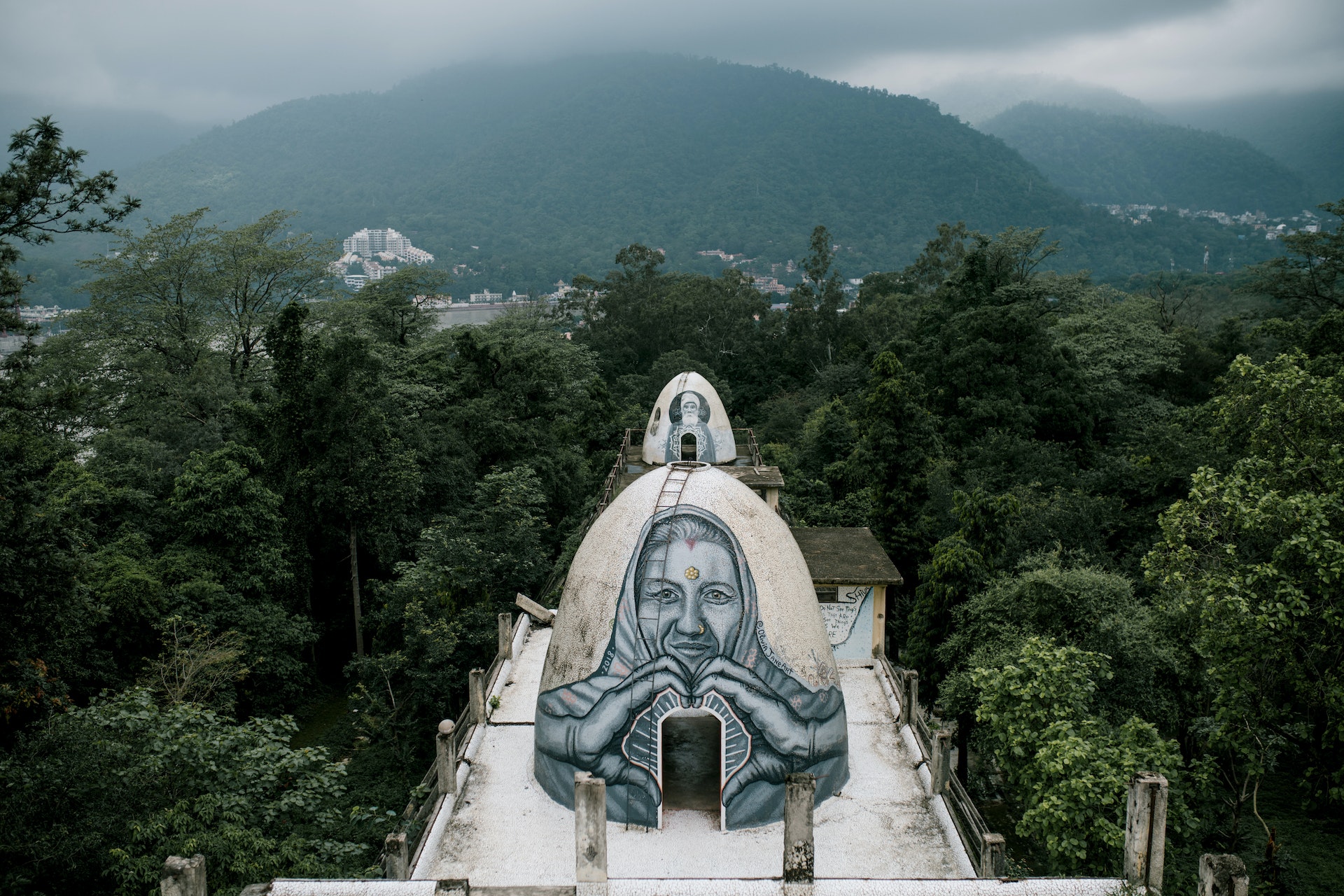 You are currently viewing The Most Expensive Ashram in India. Do You Get What You Pay For? – Path to Peace Podcast
